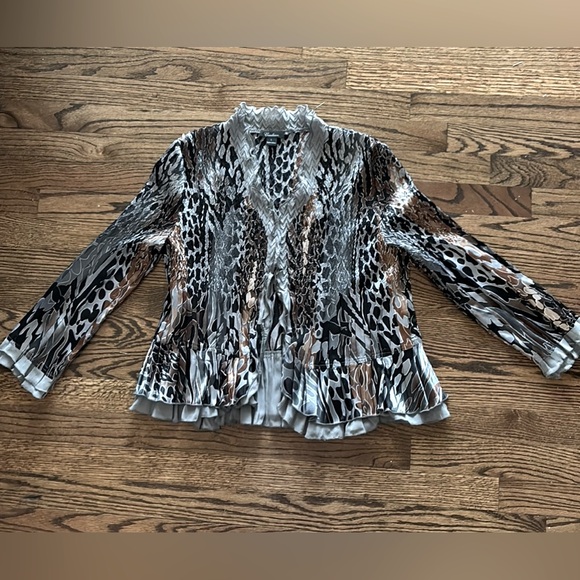 Caelian lightweight jacket to wear over dress or top. Crinkle material. Large - Picture 2 of 9